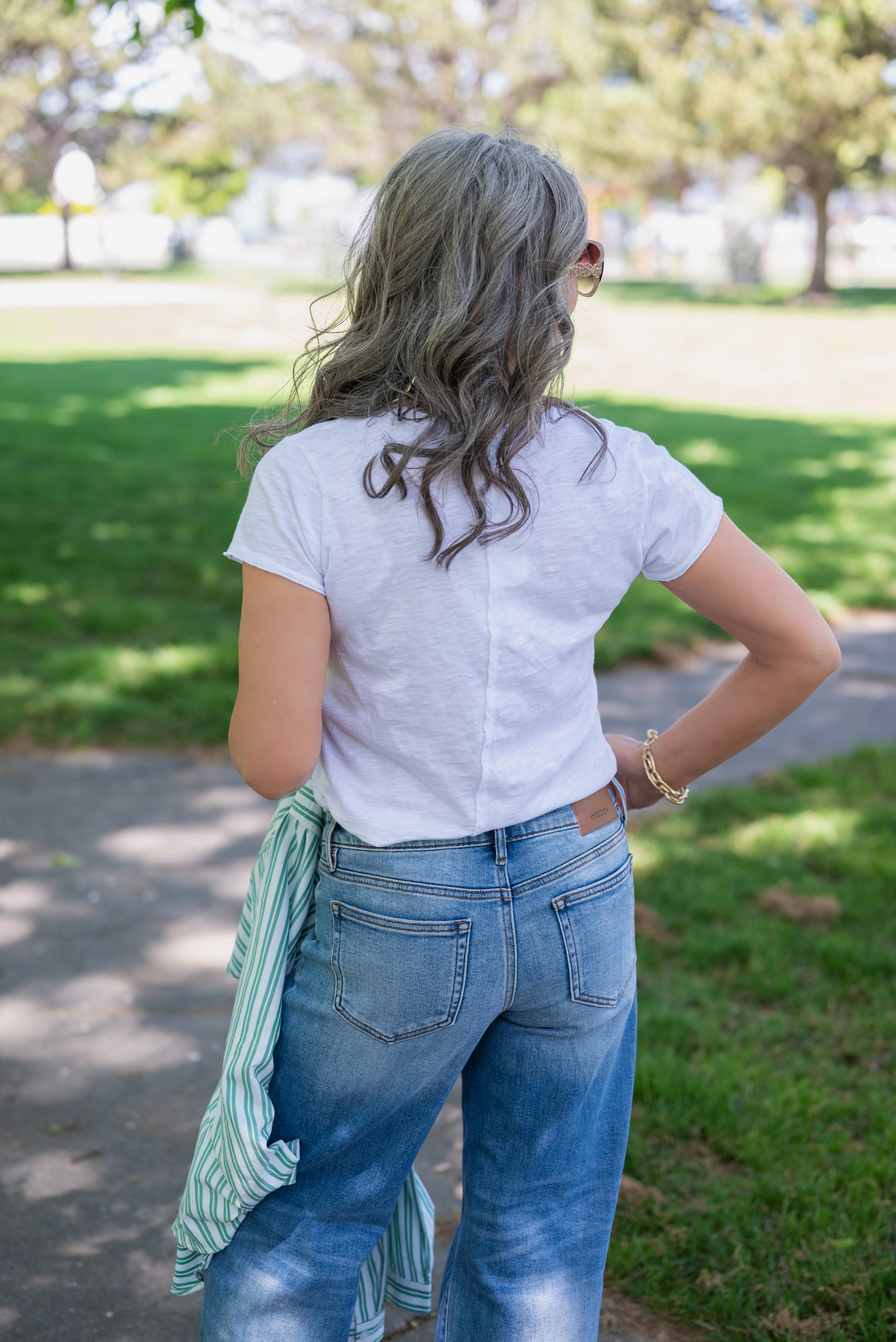 SEAMED VNECK TEE