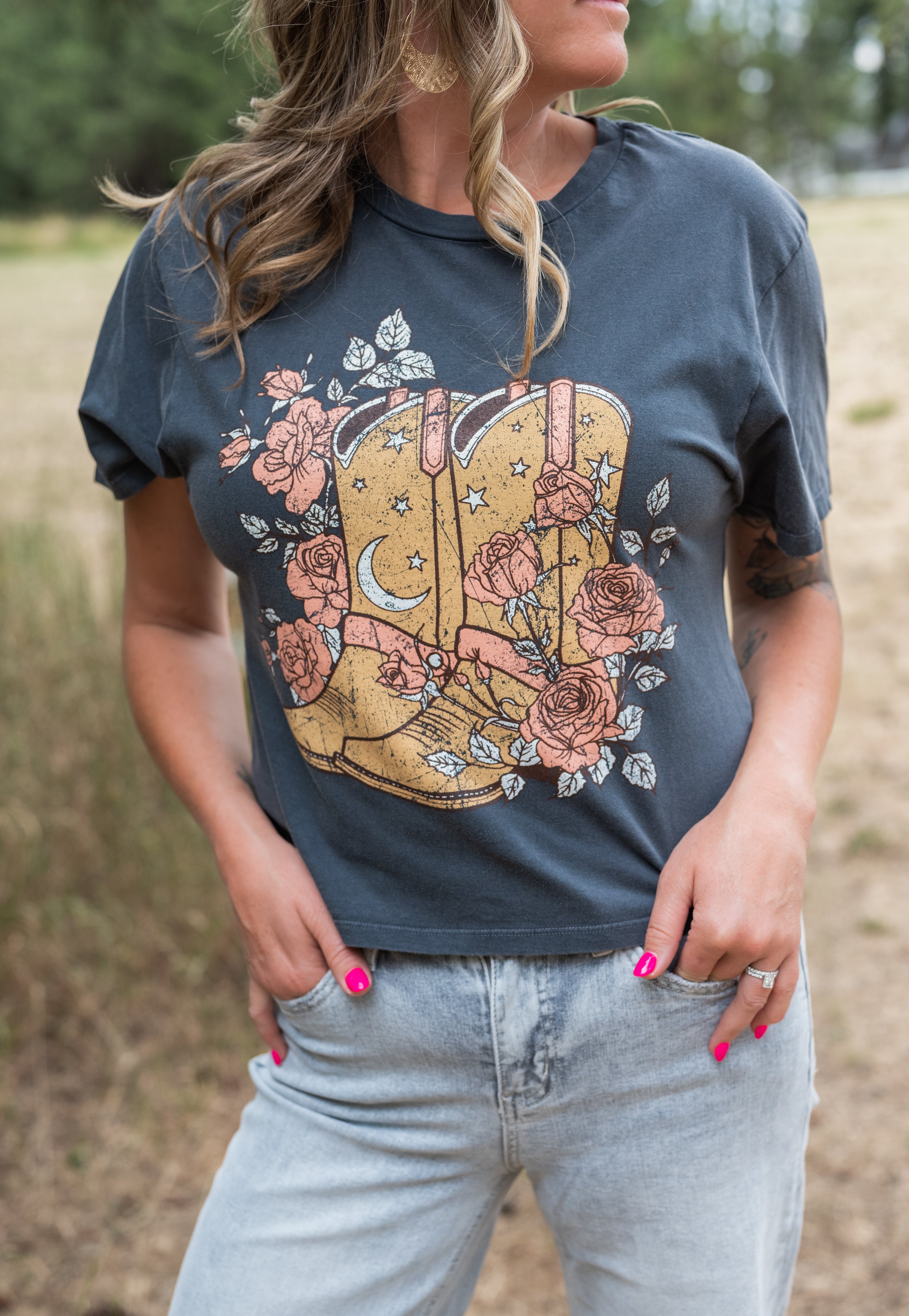 BOTANICAL COWBOY BOOTS TEE