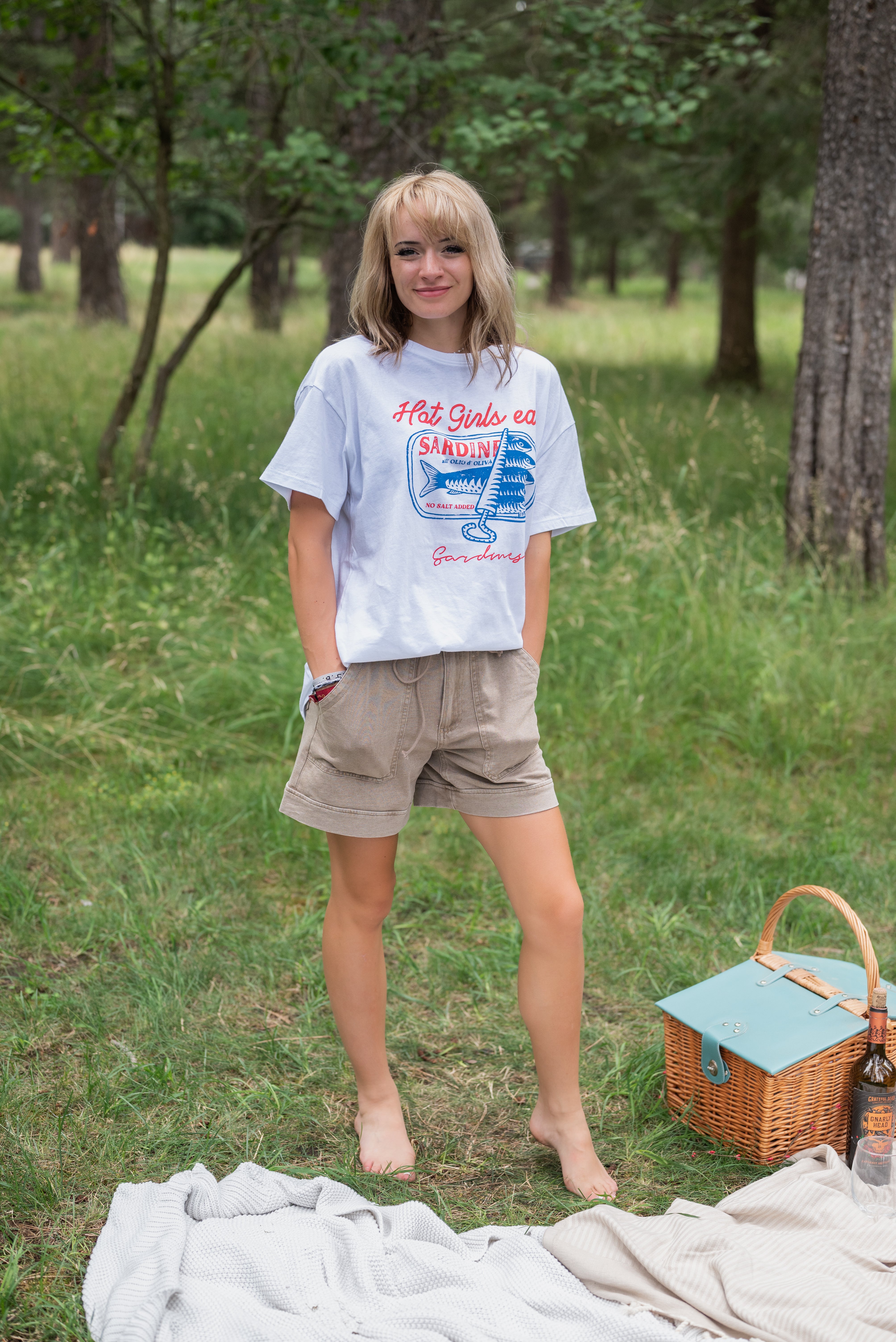 HOT GIRLS & SARDINES TEE